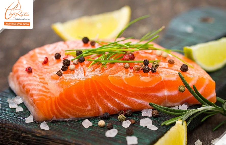 Cá hồi giàu lượng omega 3 rất tốt cho sức khỏe và làn da của bạn. (ảnh minh họa)